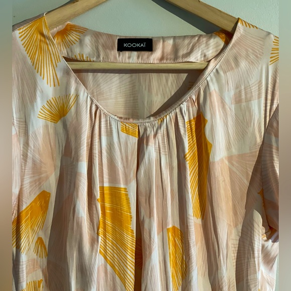 Lovely a flowing ,slinky, satiny dress with rose gold gold accent - Picture 2 of 4